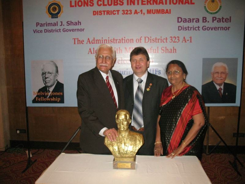 Grigore Hincu with Dr. Ashok Mehta at the unveiling of the bust donation in Mumbai, 2009
